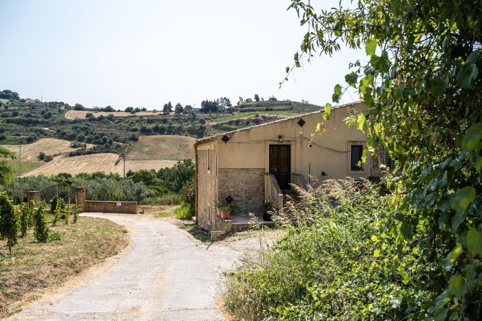 Cottage Immerso Nel Vigneto Caltagirone Exterior photo